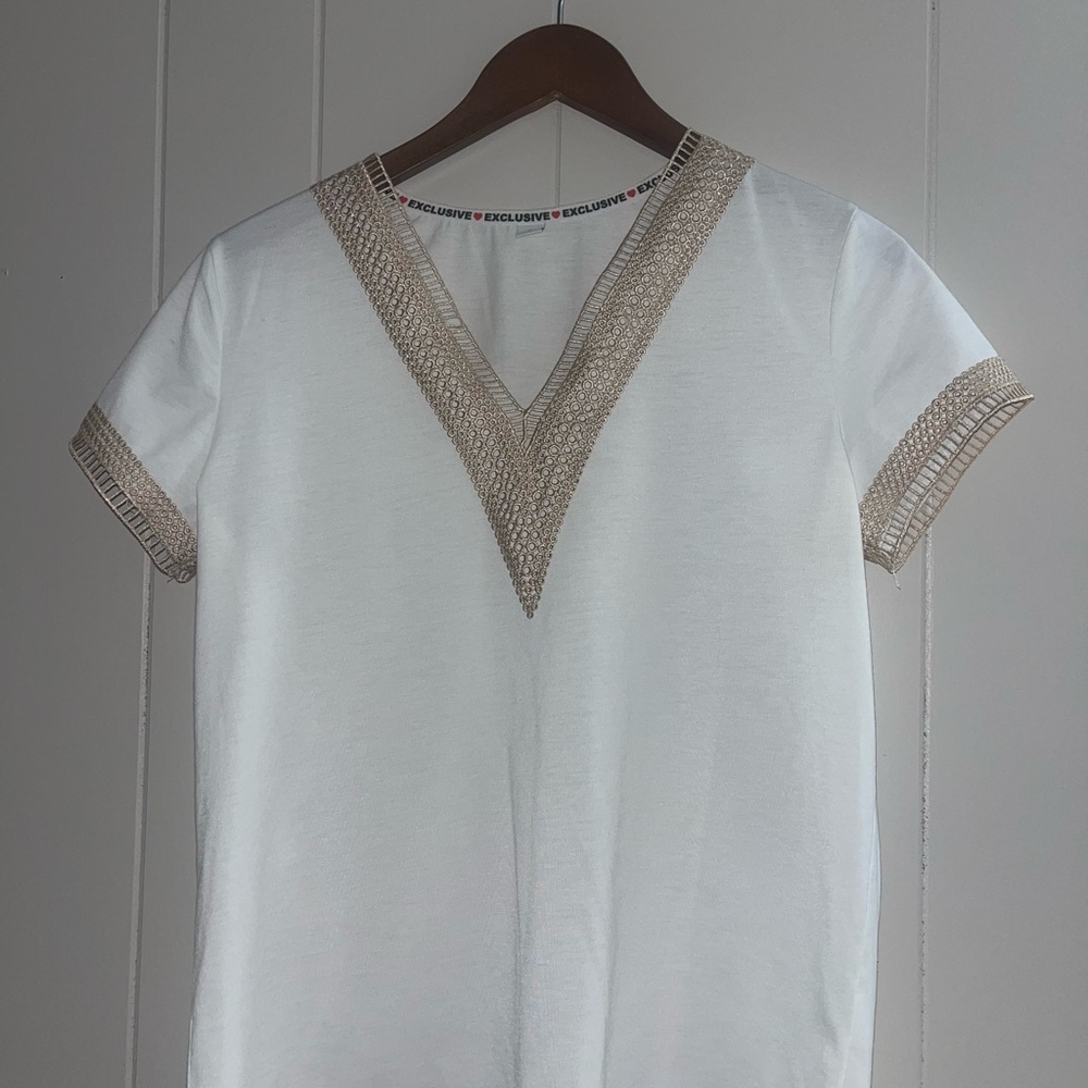 Elegant White V-Neck Top with Tan Accents